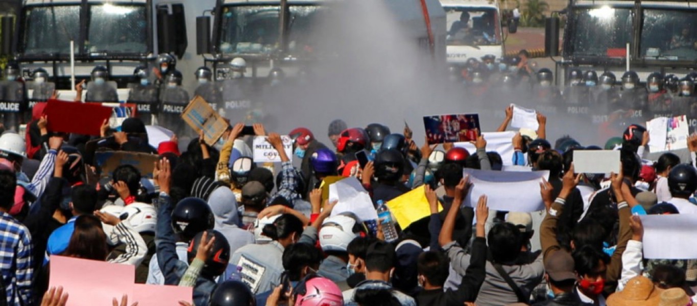cañones agua myanmar protestas